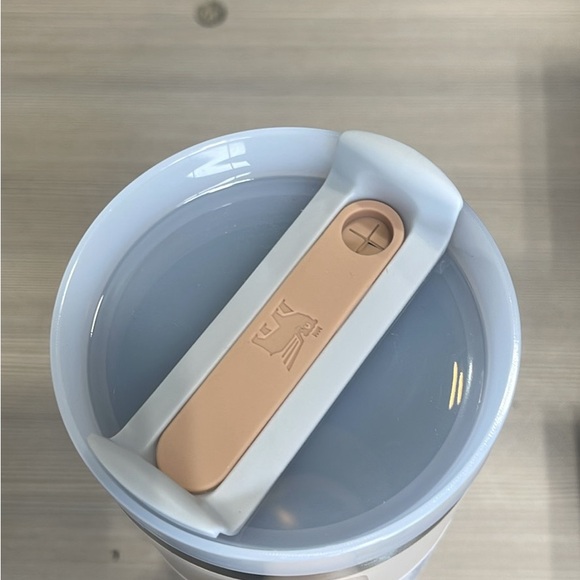 "Brand New Stanley The Quencher H2.0 FlowState™ Tumbler 40 oz / 1.18 L - Picture 3 of 7